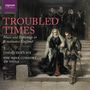 "Troubled Times" steht oben links. Darunter: "Music and Espionage in Renaissance England", "The Queen's Six", "The Rose Consort of Viols". Eine historische Szene mit adeligen Personen im Hintergrund., CD