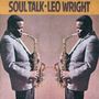 "Soul Talk • Leo Wright" in Großbuchstaben. Zwei identische Männer mit Saxophonen, die sich gegenüberstehen.