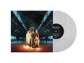 "ALC" und "エフヤ" Texte auf einem Schallplatten-Label. Großes leeres Lagerhaus mit brennender Telefonzelle., LP