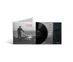 Text: "Kali Malone, Burning Songs". Eine Schallplatte mit einem Coverfoto einer Person am Strand nahe einem Feuer., LP