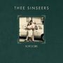 Text: THEE SINSEERS, LOVE STORIES. Ein Paar umarmt sich vor einem Auto., CD