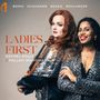 "LADIES FIRST" Rachel Kolly & Pallavi Mahidhara. Zwei Frauen in glitzernder Kleidung, eine hält eine Violine.