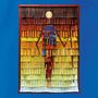 Illustration mit bunten, gestapelten Fransenstreifen in Rot, Gelb und Orange, die eine Figur auf blauem Hintergrund formen.