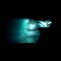 Eine verschwommene, cyanfarbene Gestalt auf schwarzem Hintergrund, die Bewegung oder Geschwindigkeit andeutet., CD