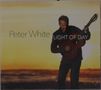 Peter White, LIGHT OF DAY. Ein Mann mit Gitarre vor einem Sonnenuntergangshimmel.