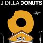 Text: "J DILLA DONUTS" oben, "OPEN 24 hr" an einem Geschäft. Ein Donut mit Biss, Flugzeug und Straßenlaternen sind sichtbar., 2 LPs