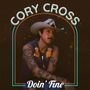 "CORY CROSS" oben, "Doin' Fine" unten. Mann mit Cowboyhut, Tattoos und Weste mit Blumenmuster. Rustikaler Hintergrund., CD