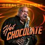 Text: "GERALD ALBRIGHT", "Hot CHOCOLATE". Ein Mann spielt Saxophon, dynamischer Hintergrund mit orangefarbenen Linien., CD