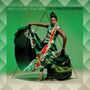 "IBIBIO SOUND MACHINE CHOPPING MOUNTAIN" steht oben. Eine Person in einem farbenfrohen Kleid auf grünem Hintergrund., CD