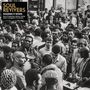 "SOUL REVIVERS HOLDING IT DOWN" oben links. Schwarz-Weiß-Foto einer dichten Menschenmenge., LP