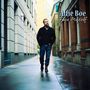 Text: "Alfie Boe - Face Myself". Ein Mann in Jeans und Jacke geht durch eine enge Gasse zwischen Gebäuden., CD