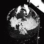 Eine kaputte Discokugel, an einer Kette befestigt, liegt auf dem Boden., LP