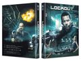 "LOCKOUT" ist prominent im oberen Bereich. Illustration zeigt Männer mit Waffen und Frau; futuristisches, actiongeladenes Szenario., Blu-ray Disc
