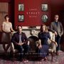 Text: "LAKE STREET DIVE", "BAD SELF PORTRAITS". Vier Personen in formeller Kleidung in einem roten Raum mit Fotos an der Wand., LP