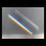 Kein Text vorhanden. Ein Lichtstrahl in Regenbogenfarben scheint diagonal auf eine graue Oberfläche., CD