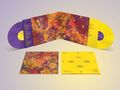 Lila und gelbe Schallplatten mit buntem, abstraktem Cover-Artwork und Tracklist auf einem gelben Umschlag., 2 LPs