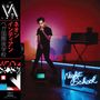 "Night School" in Neonlettern, Mann mit Mikrofon, Synthesizer, rote und blaue Lichter, asiatische Schriftzeichen links., 2 LPs