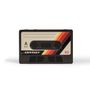 Kassette im Retro-Stil mit "A Side", "CROSLEY" und der Zahl "90". Sie hat bunte Streifen in Gelb und Rot.