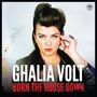 Text: "GHALIA VOLT, BURN THE HOUSE DOWN". Eine Person mit ernstem Ausdruck hält eine Zigarette, trägt Lederjacke.