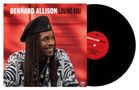 Text: "BERNARD ALLISON LOVING YOU". Schwarze Vinyl-Schallplatte, Mann mit Dreadlocks, Lächeln, rote Hintergrundfarbe., LP