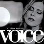 ALISON MOYET, voice. Eine Frau mit geschlossenen Augen und entspanntem Ausdruck. Schwarz-weiße Farbtöne., 2 CDs