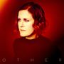 Text "OTHER" unten. Eine Person mit kurzen, welligen Haaren in rot-goldenem Lichtblick nach links., CD