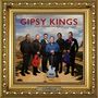 Text: "GIPSY KINGS FEAT. TONINO BALIARDO, Historia". 
Sechs Männer mit Gitarren, Landschaft im Hintergrund, goldener Rahmen.
