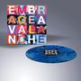 Text: EMBRACE AVALANCHE. Bunte, abstrakte quadratische Illustration auf der Hülle, blaue Schallplatte daneben., LP