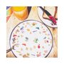 Der Text "SANDBOX" schwimmt in Milch mit bunten Buchstaben. Daneben ein Glas Orangensaft und Toast mit roter Marmelade., CD