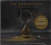 "JOE BONAMASSA TIME CLOCKS" steht oben. Eine zerbrochene Sanduhr in einer trostlosen Landschaft.