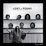 "LOST AND FOUND" steht über Regalen mit sechs Männerköpfen. Darunter ein Anzug ohne Kopf, der die Hände hebt., CD