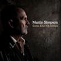 "Martin Simpson, Some Kind Of Jubilee". Ein Mann im Profil vor dunklem, rustikalem Hintergrund.