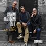 "Ginman Blachman Dahl Play Ballads" und "Storyville". Drei Männer in Mänteln sitzen entspannt auf einer Treppe., CD