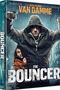 "THE BOUNCER", "VAN DAMME". Ein Mann mit Kapuze und ernster Miene schützt ein Mädchen, während es regnet., Blu-ray Disc