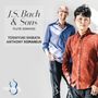 Text: "J.S. Bach & Sons Flute Sonatas" und "Toshiyuki Shibata Anthony Romaniuk" vor zwei Männern, einer lächelt.