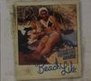 "Beach Life" steht in geschwungener Schrift. Eine Frau in Badebekleidung liegt am Strand auf einer Decke mit Getränk., CD