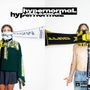 Text: "hypernormaL". Zwei Personen, einer trägt ein grünes Outfit und der andere ist oben ohne, beide mit Schals vor dem Gesicht., LP