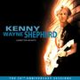 "Kenny Wayne Shepherd. Ledbetter Heights. The 30th Anniversary Sessions." Ein Mann steht mit Gitarre vor einer Backsteinwand.