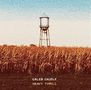 "CALEB CAUDLE HEAVY THRILL" steht vor einem Wasserturm über einem Feld mit hohem, goldenen Gras unter blauem Himmel., CD