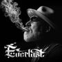 „Embers to Ashes“ und „Everlast“. Ein Mann mit Hut und Brille pafft Rauch, der sich zu Text formt., CD