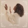 "The Hymns" und "CeCe Winans". Eine Frau in weißem Pullover erhebt ihre Hände, umgeben von floralen Ornamenten., CD