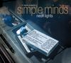 Ein Kassettendeck mit der Aufschrift "originals as played by simple minds neon lights" in einem Auto., CD