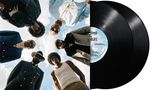 Sechs Männer in stilvoller Kleidung schauen in die Kamera. Daneben zwei Schallplatten mit Texten und einem blauen Label.