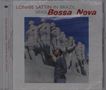 Aufschrift: "LONNIE SATTIN IN BRAZIL SINGS Bossa Nova". Ein Mann steht vor großen, grauen Statuen unter blauem Himmel., CD