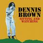 Text: "DENNIS BROWN SITTING AND WATCHING". Ein Mann mit Mikrofon, gelber Hintergrund und grüner Boden., CD