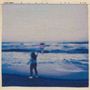 „DAVID MOORE Graze the Bell“, verschwommenes Foto eines Kindes am Strand mit einem Drachen in der Hand., LP