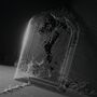 Ein dunkles Tor mit verwaschenen Details und unklaren Formen, wirkt mysteriös und surrealistisch., LP