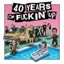 "40 YEARS OF FUCKIN' UP" steht im Mittelpunkt. Eine Cartoon-Szene mit Personen um einen Van und einen Pool., CD