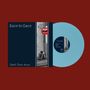 „face to face“, „Don’t Turn Away“. Ein blaues Vinyl, roter Hintergrund. Person sitzt in Gasse, Kopf auf den Knien., LP