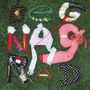 „BAG NAG RAD“ aus bunten Stoffbuchstaben auf grünem Gras., CD